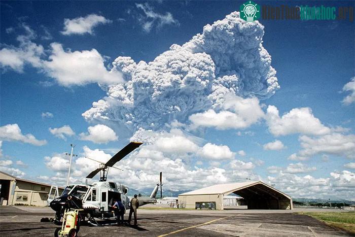 Tro bụi từ núi Pinatubo nhìn từ Căn cứ Không quân Clark ở Luzon, Philippines