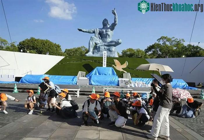 Du khách ở Công viên Hòa bình ở Nagasaki, miền Tây Nhật Bản