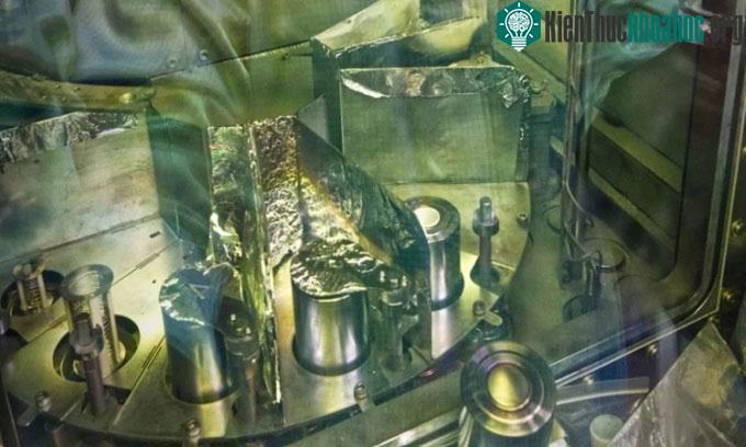 Nhóm nghiên cứu thí nghiệm với vật liệu pin Mặt trời siêu mỏng trong phòng thí nghiệm.