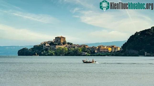 Các nhà khảo cổ học đã tìm thấy bức tượng nhỏ dưới nước ở Hồ Bolsena của Ý