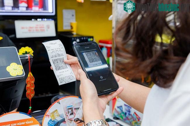 Người dân quét mã QR để thanh toán