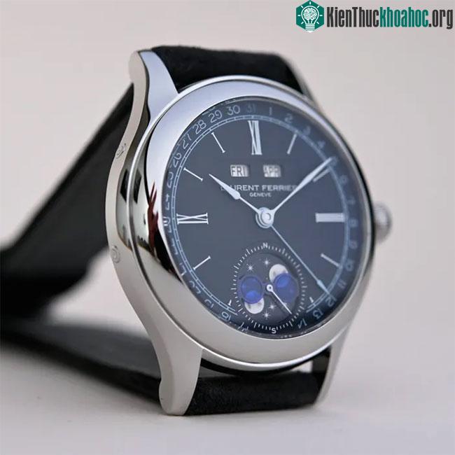 Laurent Ferrier Classic Moon Annual Calendar với mặt số phụ moonphase được phủ Super-LumiNova.