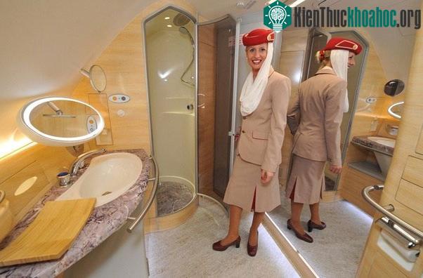&nbsp;Rửa tay đúng cách sau khi sử dụng nhà vệ sinh trên máy bay.