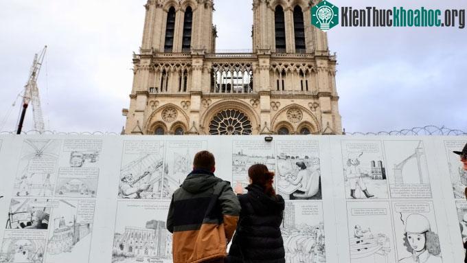 Du khách tham quan nhà thờ thông qua một triển lãm ngoài trời năm 2023.