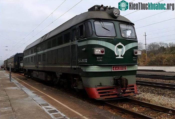 Tàu chủ yếu mang lại sự thuận tiện đi lại cho nông dân địa phương