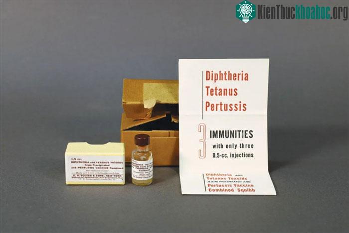 Một bộ dụng cụ từ cuối những năm 1940, chứa phiên bản vaccine ho gà đầu tiên