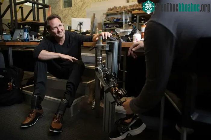 Tiến sĩ Hugh Herr, nhà nghiên cứu trong dự án, cũng là một người bị mất đi đôi chân.