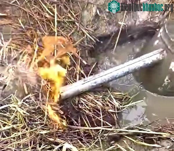 Lửa cháy trên miệng giếng khi châm lửa