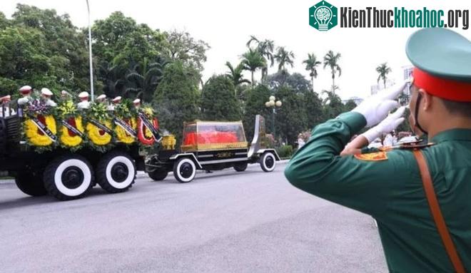 Xe chở linh cữu tại nghĩa trang Mai Dịch, thành phố Hà Nội.