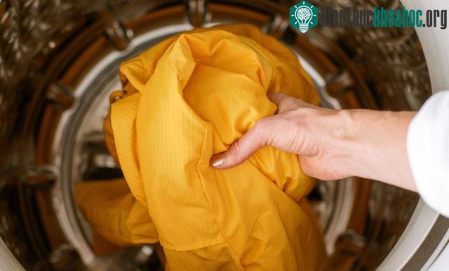 Áo mưa hoàn toàn có thể giặt trong máy giặt và nên được giặt bằng nước lạnh