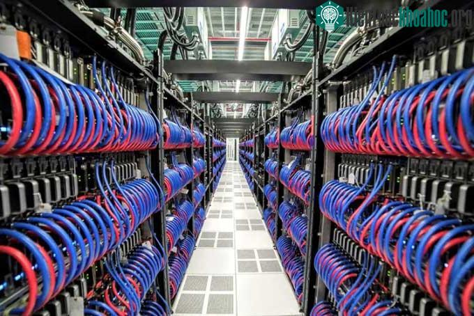 Hàng nghìn chip và ống dẫn nước làm mát bên trong siêu máy tính Frontier.