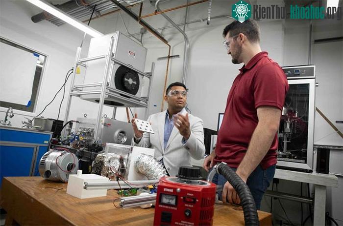 Giáo sư Sameer Rao (phải) mô tả thiết bị lấy nước ngọt từ khí quyển