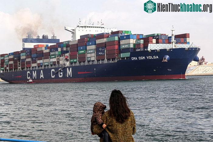 Tàu chở hàng di chuyển qua Kênh đào Suez ngày 13/1.