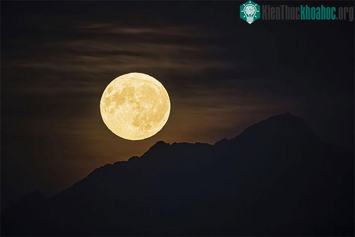 Siêu Trăng Xanh xuất hiện trên núi Dent d'Oche nhìn từ Allaman, Thụy Sĩ.