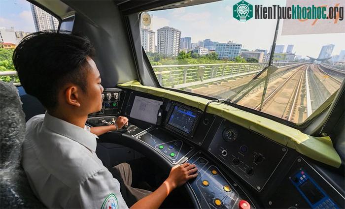 Khoang lái hiện đại, tiện nghi của đoàn tàu metro Nhổn - ga Hà Nội.