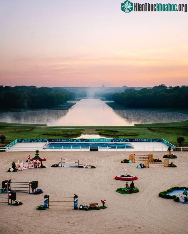 Khi không gian trước Cung điện Versailles biến thành trường đua ngựa