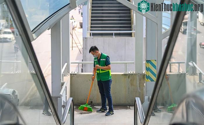 Trong sáng 7/8, công tác vệ sinh được nhân viên tuyến metro Nhổn - Ga Hà Nội thực hiện