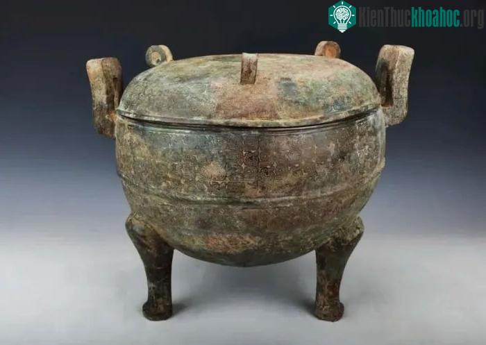 Bên trong ngôi mộ cổ vẫn còn rất nhiều món cổ vật chưa bị trộm.