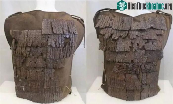 Mặt trước và mặt sau của bộ giáp Lorica Squamata sau khi quá trình phục hồi hoàn tất.