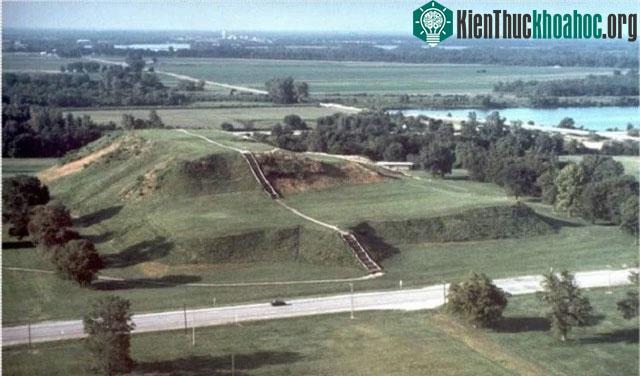Gò Monks, gò lớn nhất trong số các gò đất Cahokia ở Mississippi.