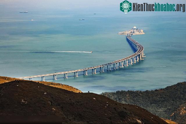 &nbsp;Thiết kế đường cong cũng giúp dễ dàng quản lý lưu thông tàu thuyền