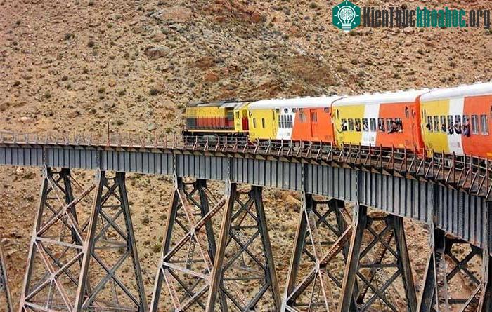 Độc đáo “chuyến tàu lên mây” ở Argentina ảnh 2