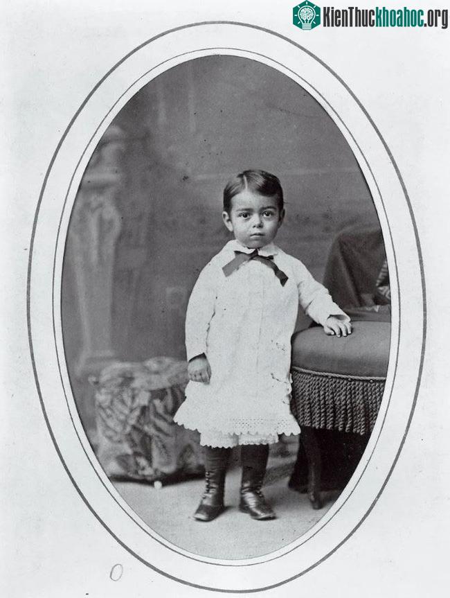 Người con trai của gia đình Jacobi, Ernst Jacobi, đã qua đời khi lên 7 tuổi do bệnh bạch hầu.