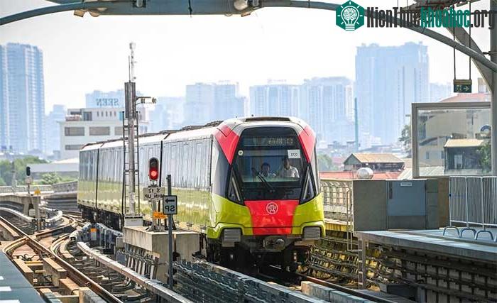 Mỗi đoàn tàu cấu tạo gồm 4 toa, mỗi toa chở được 236 hành khách
