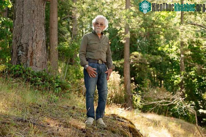 Nhà môi trường học người Canada David Suzuki.