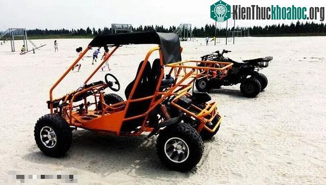 Đua moto trên cát là một trong những hoạt động cho những người ưa mạo hiểm