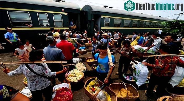 Chuyến tàu đặc biệt này không chỉ là phương tiện di chuyển mà còn là khu chợ thu nhỏ