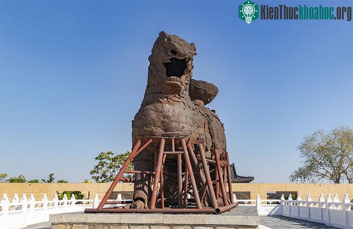 Đặt ống đỡ khiến các vết nứt xuất hiện, trên bề mặt có hơn chục vết hư hỏng.&nbsp;