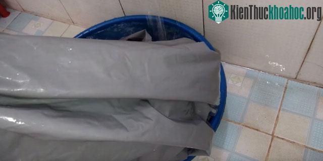 Áo mưa có giặt máy được không? Giặt bằng nước nóng hay nước lạnh? Thì ra bấy lâu rất nhiều người hiểu sai! ảnh 3