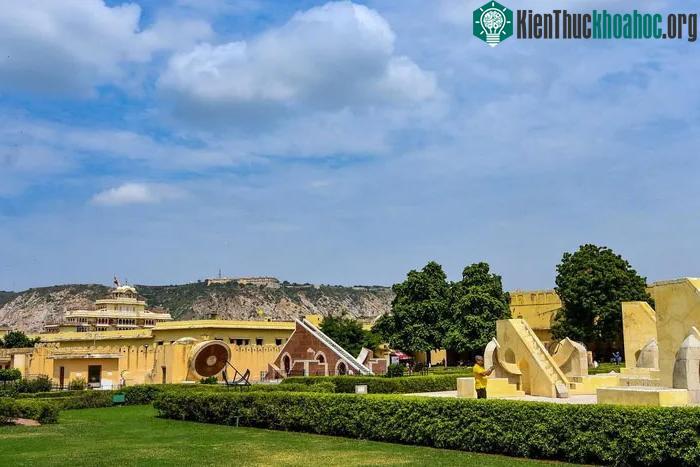 Jantar Mantar ở Jaipur có quy mô lớn nhất và được bảo tồn tốt nhất.