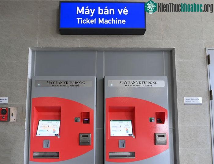 Tại các nhà ga, hành khách có thể mua vé trực tiếp qua nhân viên hoặc máy bán vé tự động.