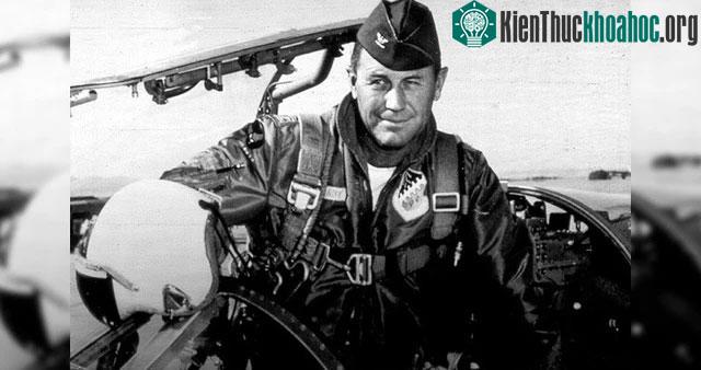 &nbsp;Chuck Yeager đã phá nhiều kỷ lục về tốc độ và độ cao khác.&nbsp;
