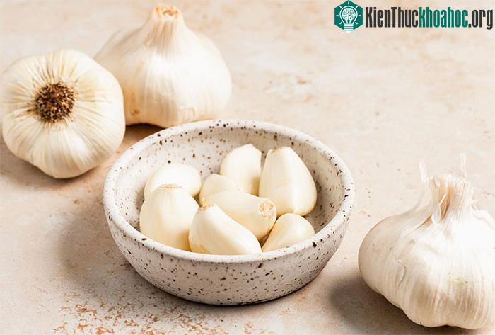 Ăn tỏi và trứng dễ gây khó tiêu