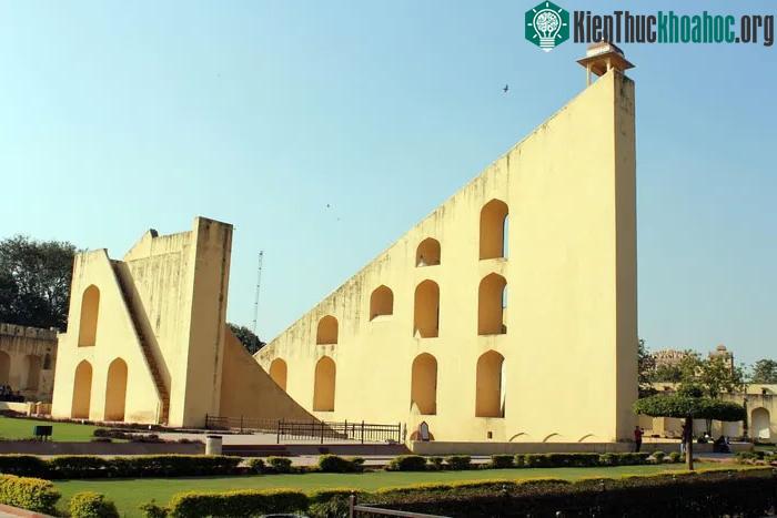 Gây ấn tượng nhất trong số đó là Samrat Yantra