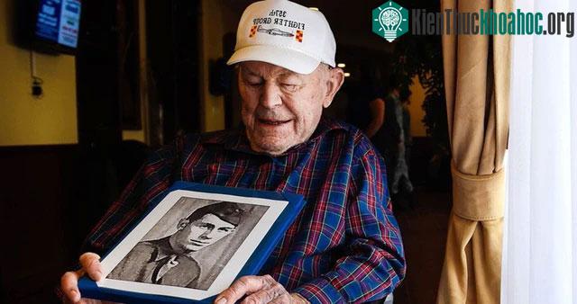 Ngay cả sau khi nghỉ hưu, Chuck Yeager vẫn thỉnh thoảng bay cho USAF và NASA.