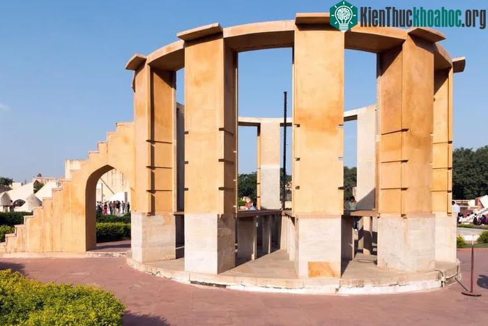 Rama Yantra gồm hai cấu trúc hình trụ lớn có đỉnh mở với một trụ thẳng đứng ở trung tâm