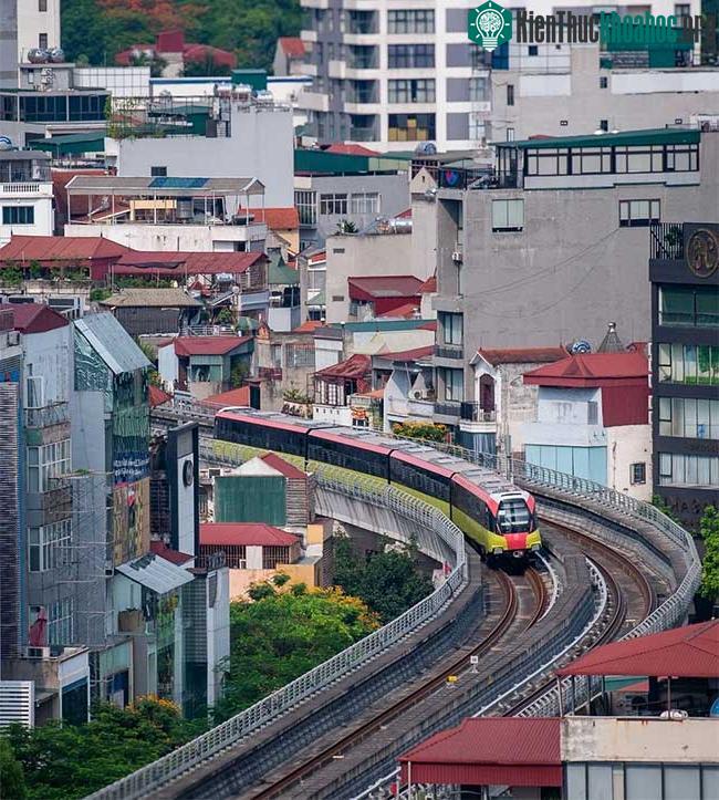 Đoàn tàu tuyến metro Nhổn - Ga Hà Nội đi qua khu vực có mật độ xây dựng dày đặc