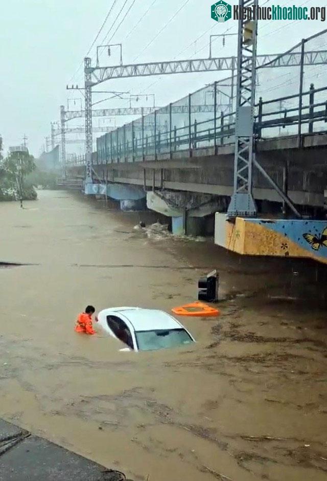 Ngập lụt kinh hoàng ở Hàn Quốc do mưa lớn, nhiều chuyến bay bị huỷ, tàu điện đóng cửa ảnh 6