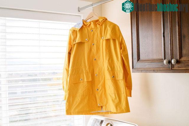 &nbsp;Trải áo mưa ra hoặc treo trên những chiếc móc lớn giúp áo mưa khô nhanh hơn.
