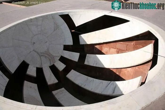 Jai Prakash Yantra gồm hai đồng hồ mặt trời hình bán cầu