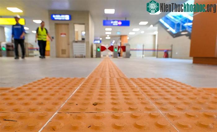 Trong nhà ga có thiết kế làn đi riêng dành cho người khiếm thị
