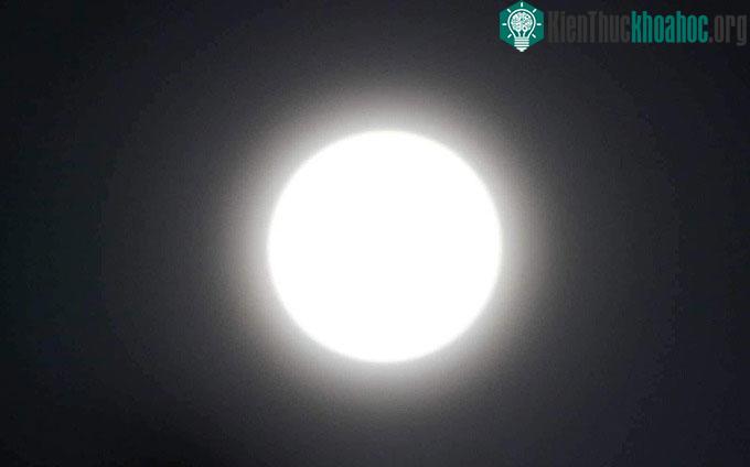 Siêu Trăng chụp tại Vũng Tàu lúc 20h ngày 19/8.
