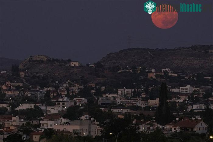 Siêu Trăng xuất hiện ở vùng ngoại ô Pera Chorio Nisou của thủ đô Nicosia, Síp.