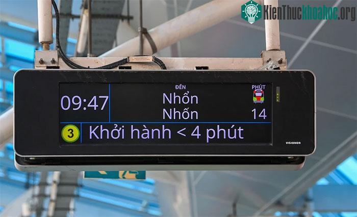 Khu vực chờ tàu trên các nhà ga được gắn đầy đủ các bảng thông tin về chuyến tàu.