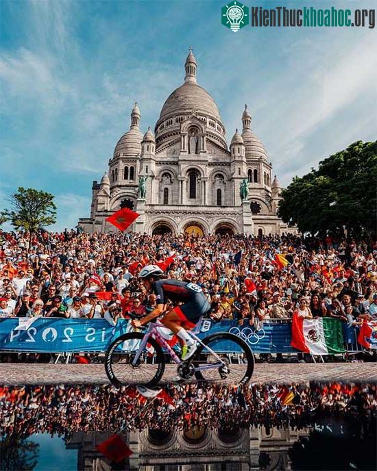 Các tay đua xe đạp chạy qua vương cung thánh đường Sacré Coeur