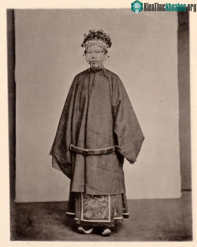Trang phục của cô dâu.
